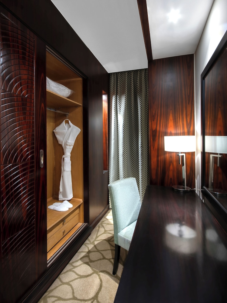Premium Room, 1 King Bed, Pool View - Photo 4