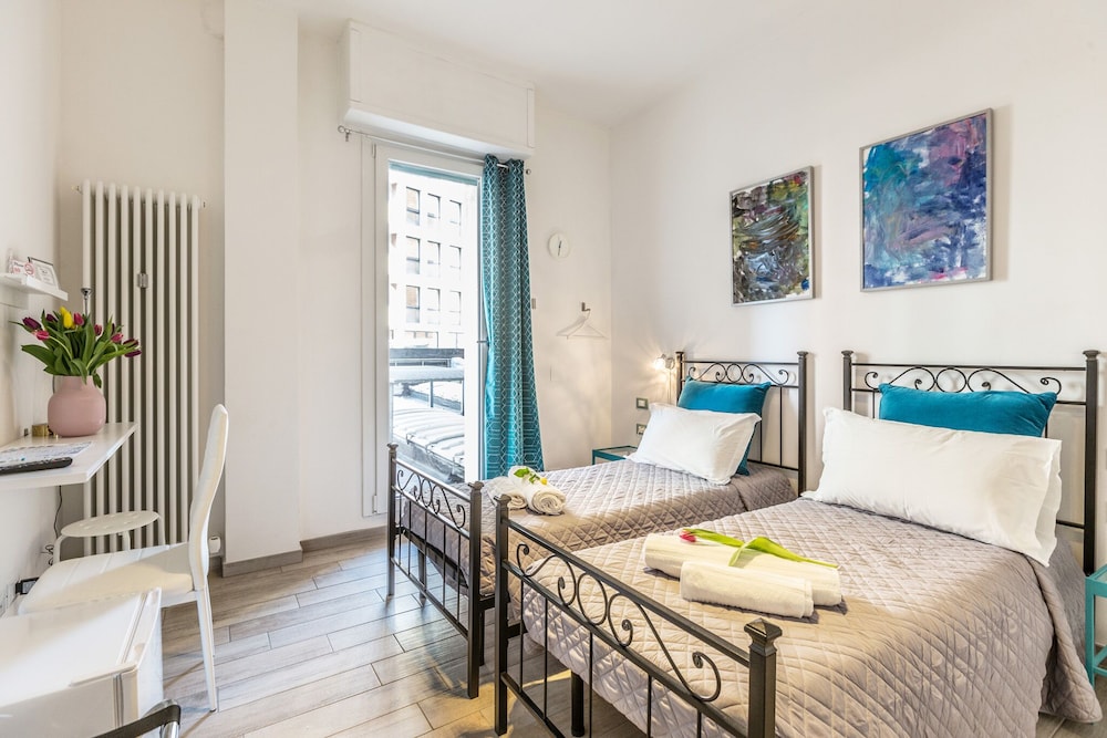 Junior Room, 1 Queen Bed