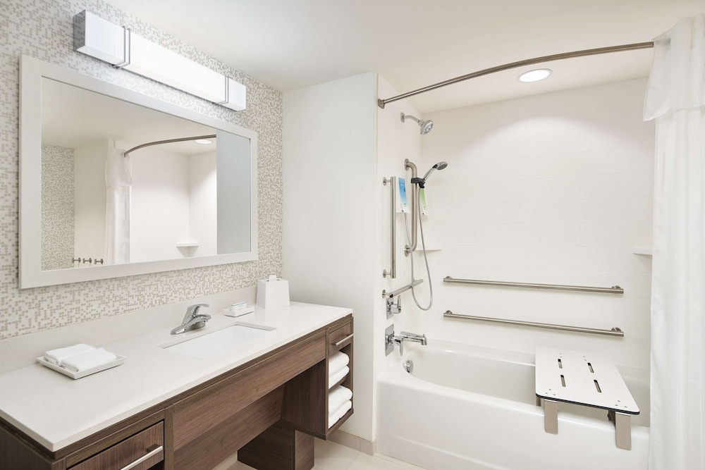 Basic Studio, 1 King Bed, Accessible (Mobility & Hearing, Roll-in Shower) - Photo 2