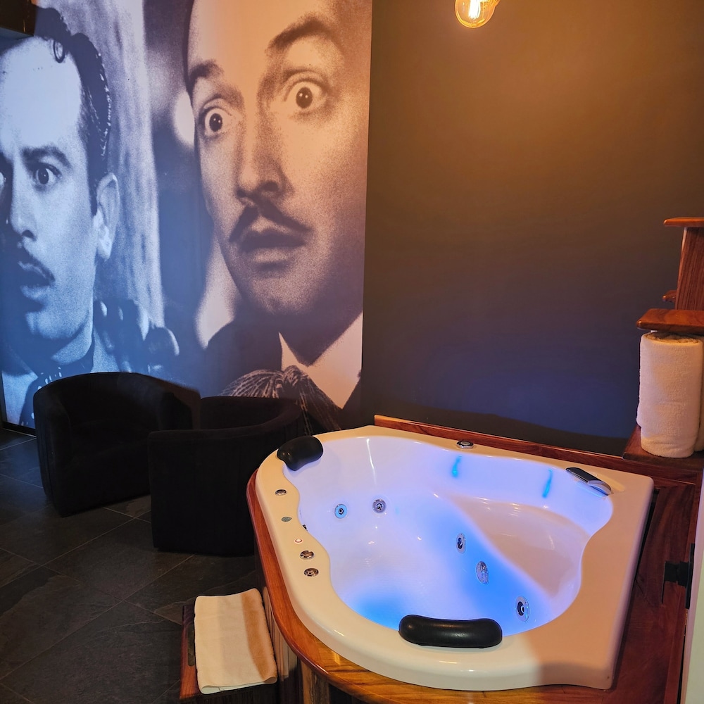 Suite, Hot Tub - Photo 7