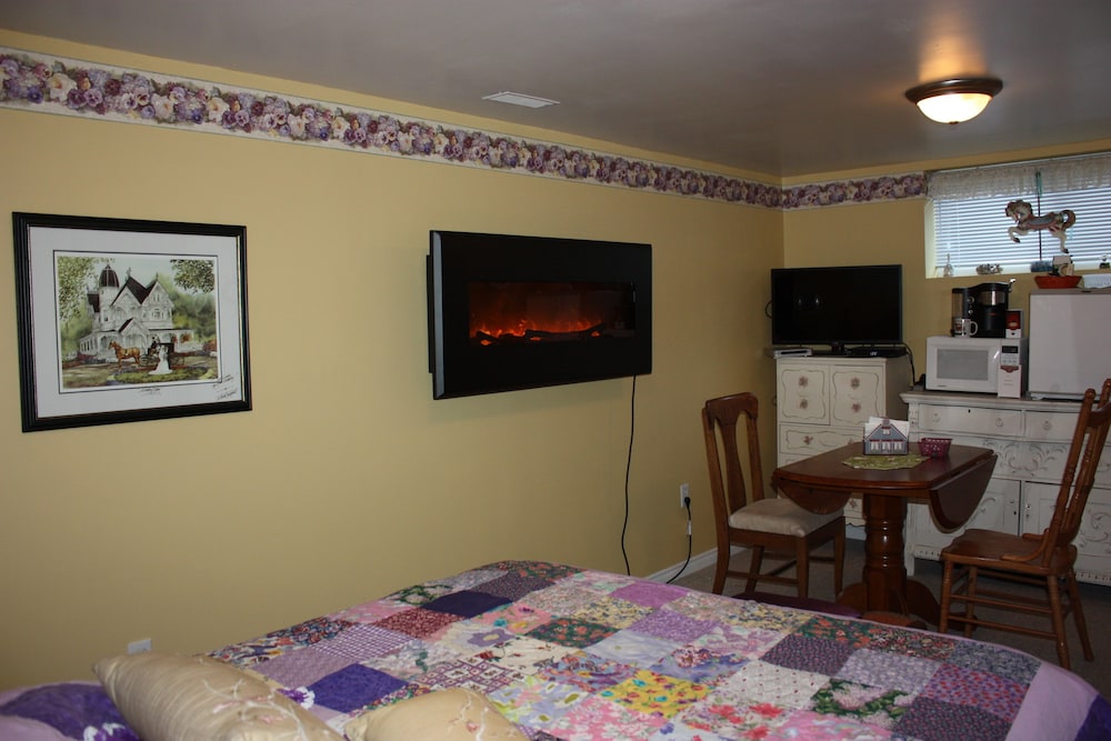 The Yellow Mellow Room, Ensuite Bathroom With Kitchenette photo 2