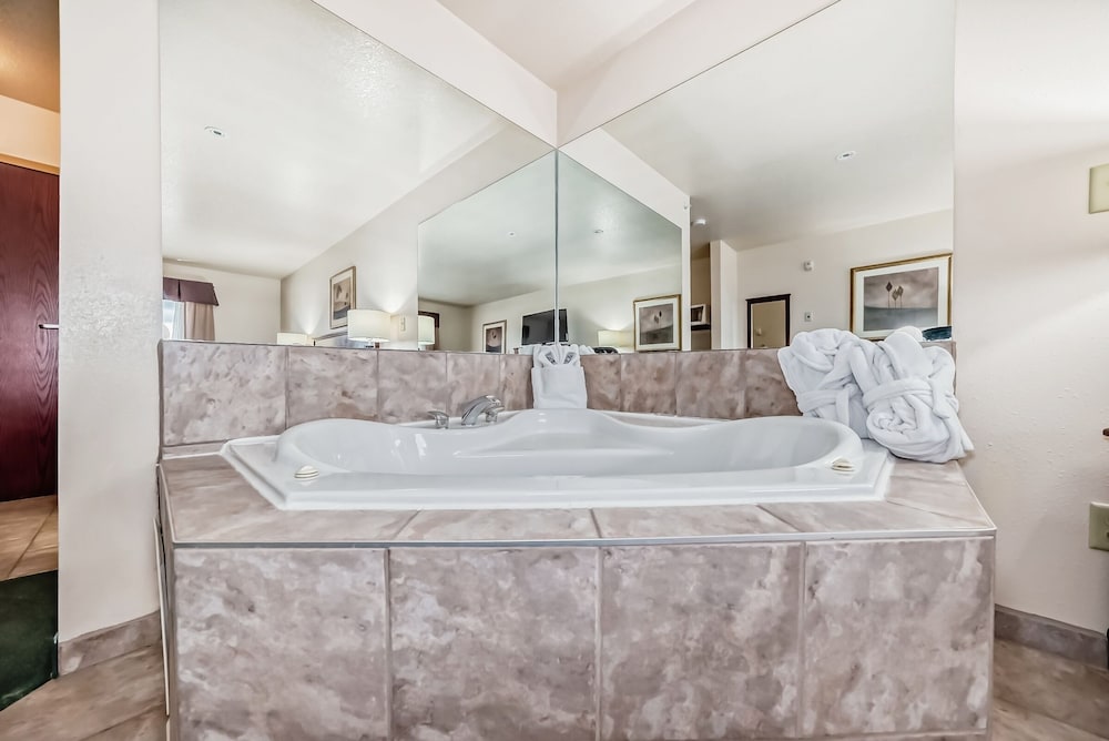 Suite, 1 King Bed, Jetted Tub photo 2