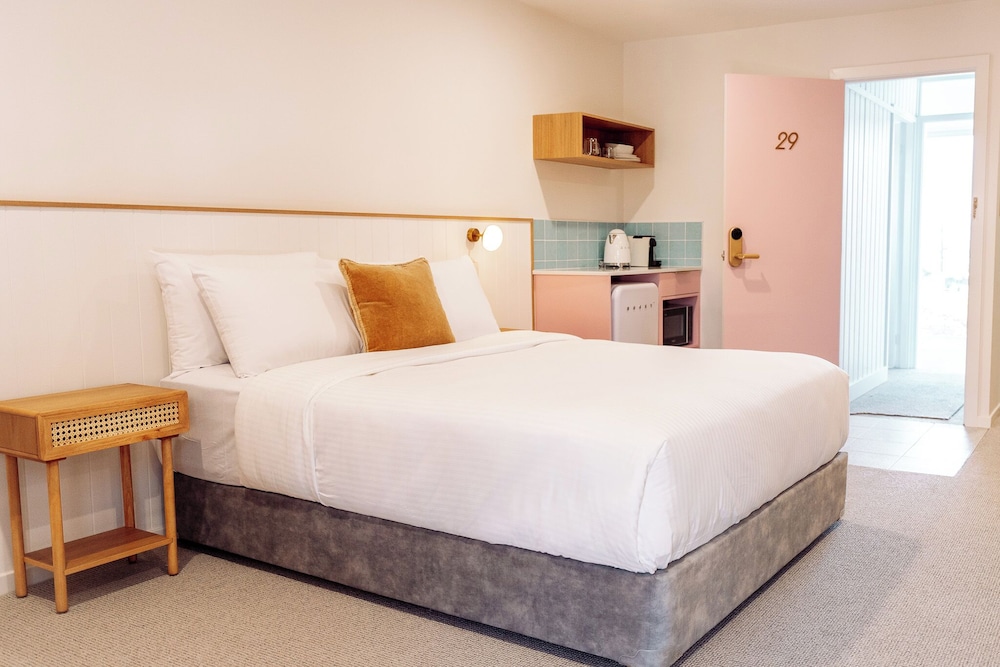 Standard Room, 1 Queen Bed photo 2