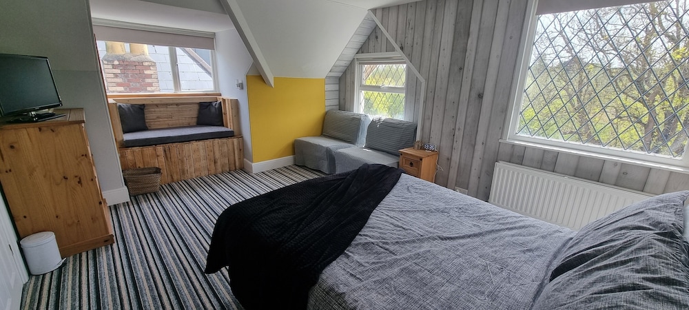 Family Room, Multiple Beds, Non Smoking, Partial Ocean View, No Pets