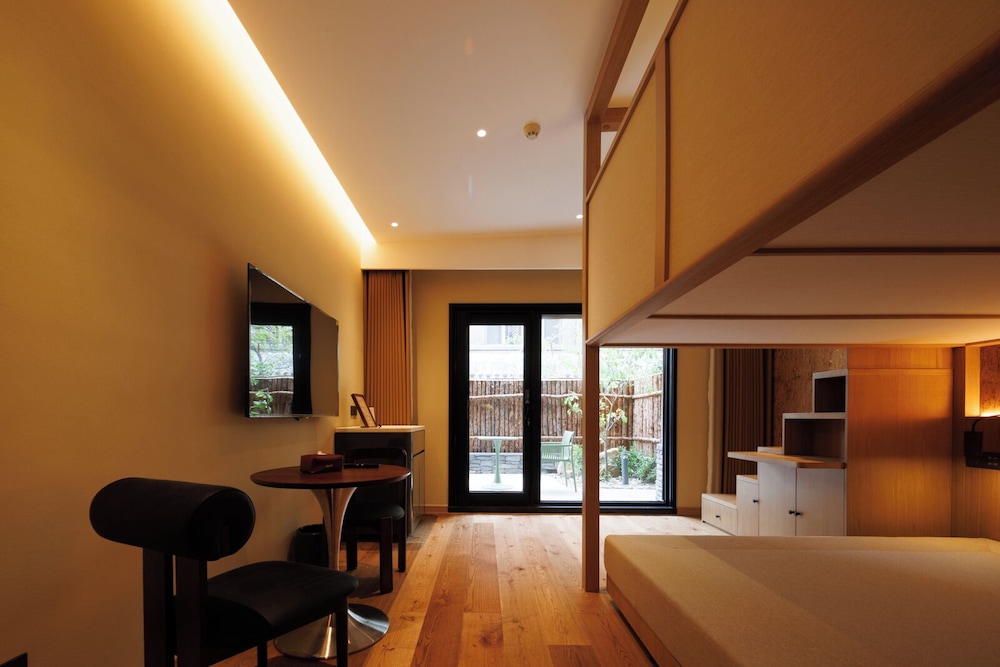 Signature Cabin, Courtyard View