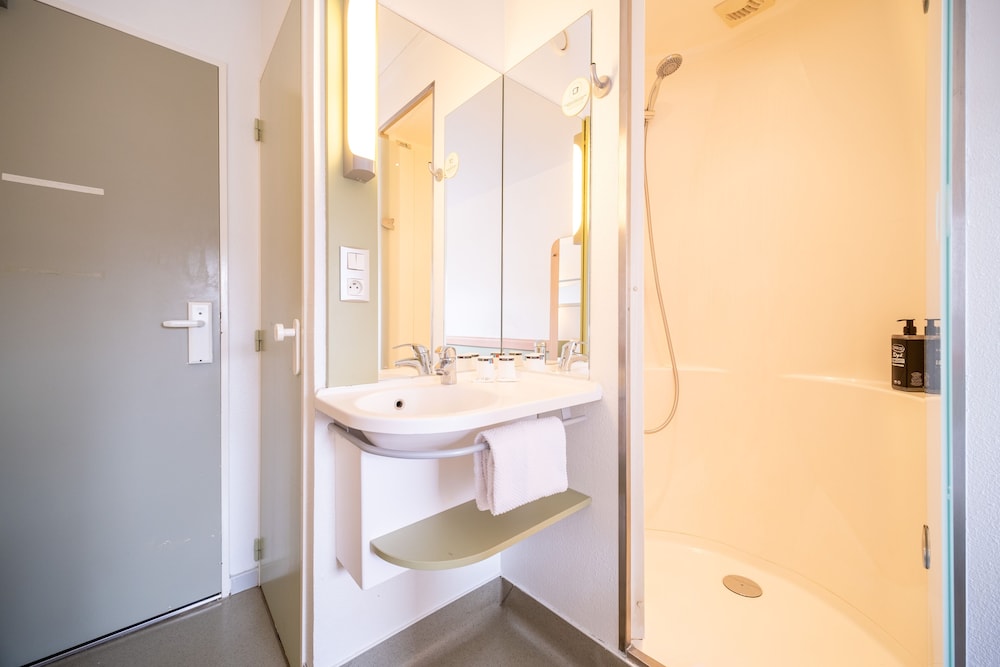 Double Room, Non Smoking - Photo 4