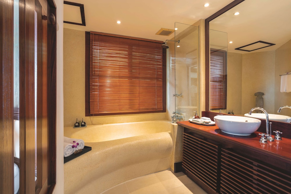 Room, 3 Bedrooms (Oceanfront Pool Residence With Stairs)