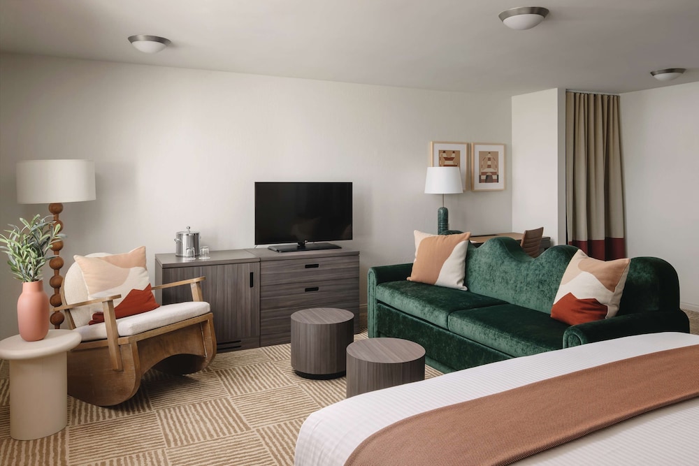 Premium Room, 1 King Bed with Sofa bed - Photo 1