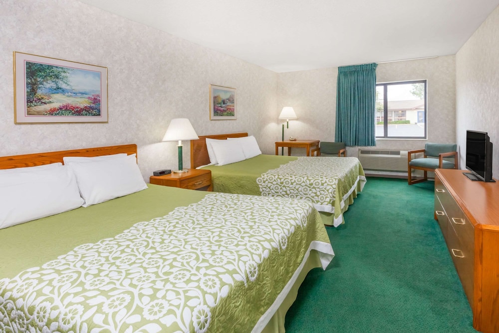 Standard Room, 2 Queen Beds - Photo 1