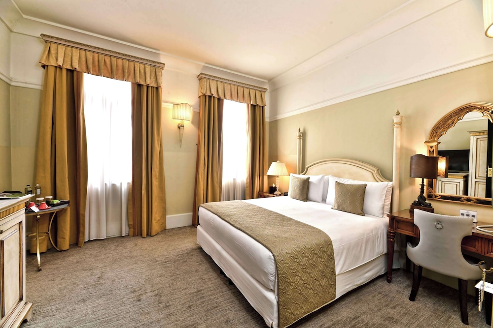 Superior King Room with One King Bed (Non Smoking) thumbnail 5