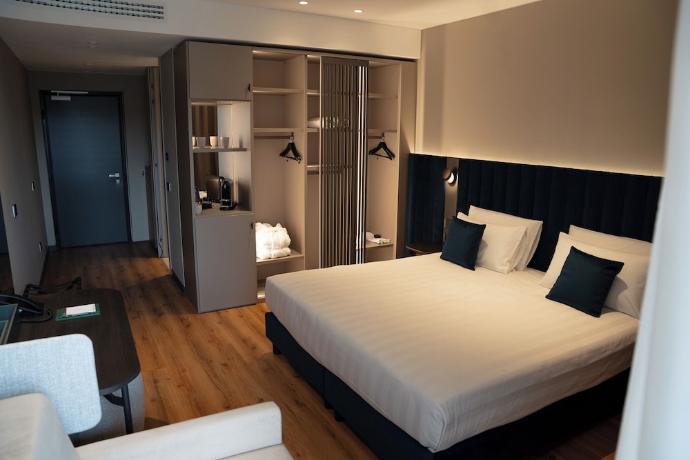 Deluxe Triple Room, Garden View photo 2