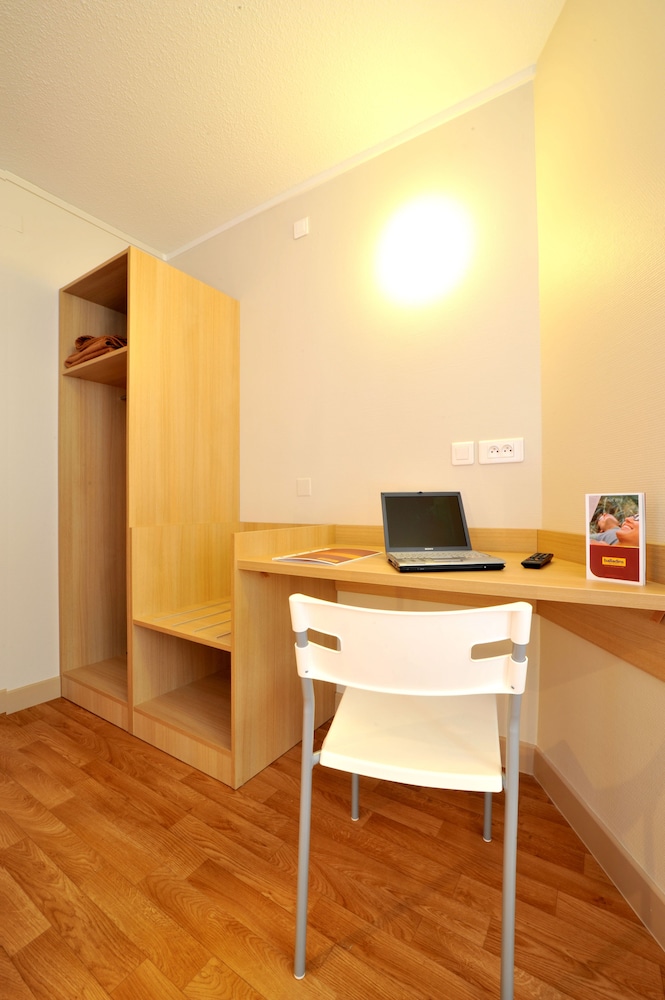 Family Quadruple Room, Connecting Rooms (1 double bed and 2 single beds) photo 2