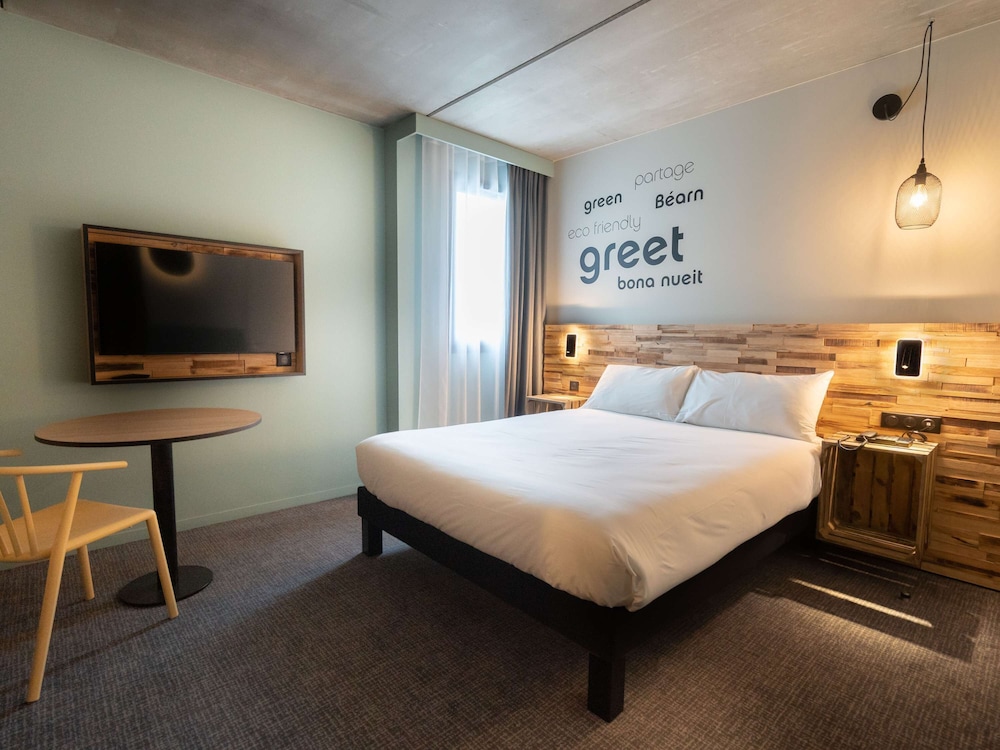 Pop room with a double bed - Photo 1