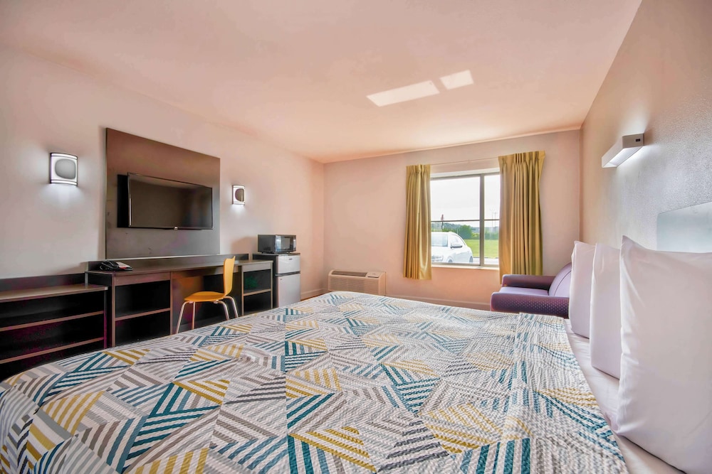 Standard Room, 1 King Bed, Non Smoking, Refrigerator - Photo 2