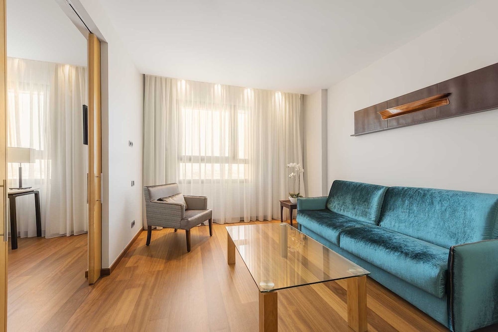 Junior Suite, 1 Double Bed, City View (Single Use) photo 3