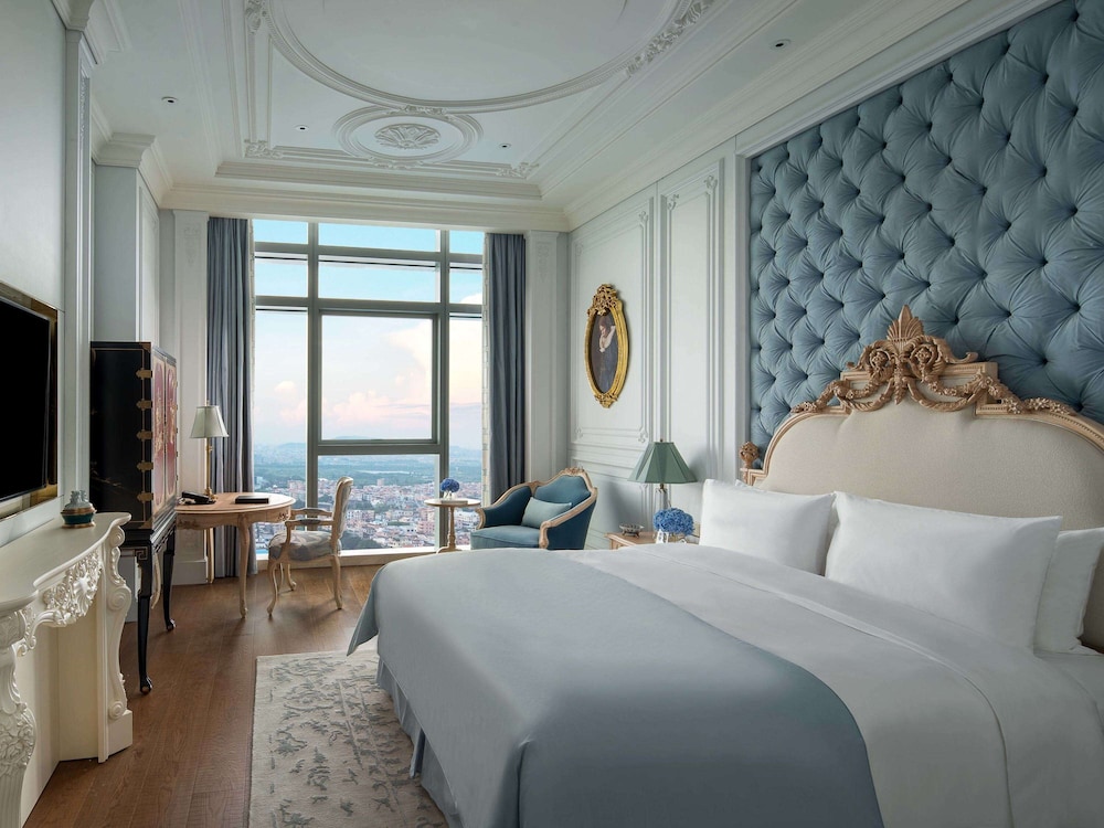 Luxury Room, 1 King Bed, Club Lounge Access