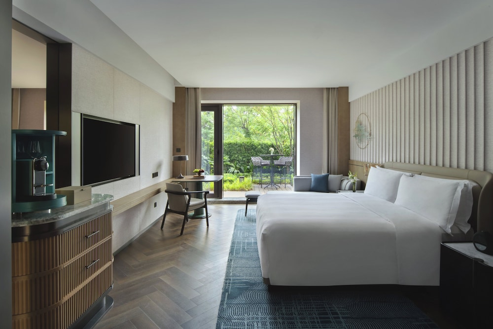Classic Room, 1 King Bed, Courtyard View
