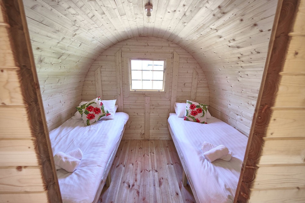 Luxury Cabin, Shared Bathroom (Bracken Barn) photo 2