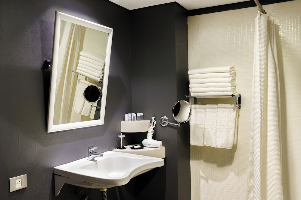 Luxury Room, 2 Queen Beds thumbnail 5