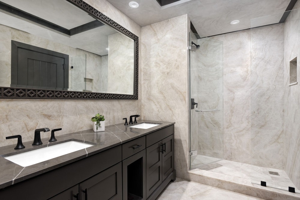 Room, 4 Bedrooms (Born Free Residence) - Photo 12