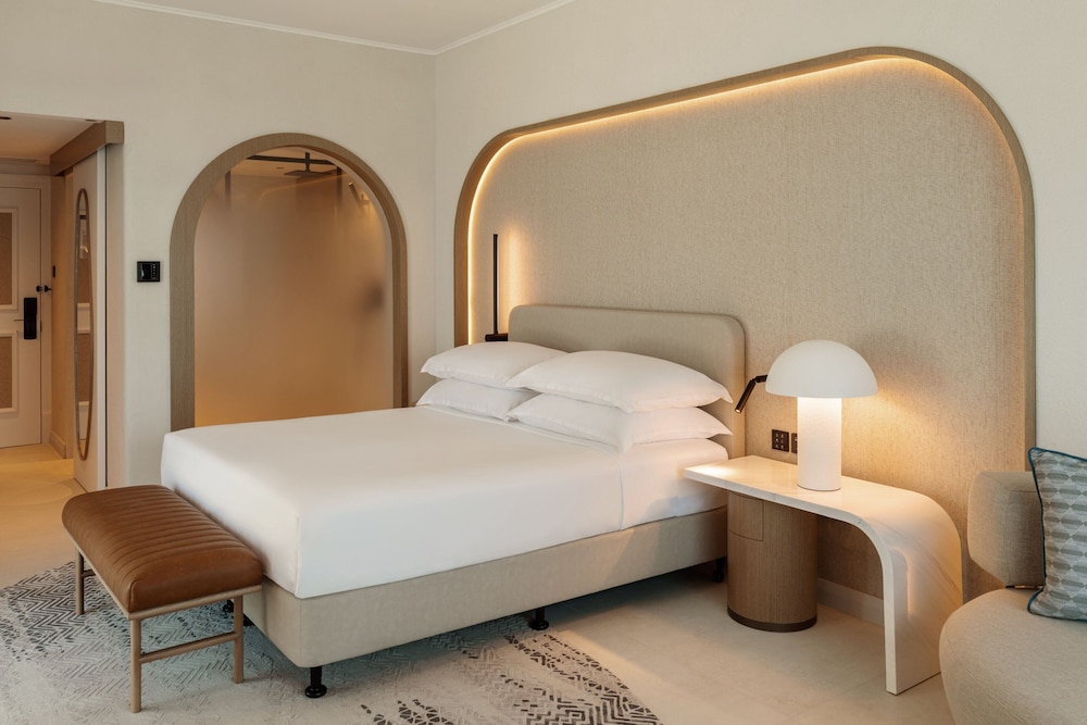 Club Room, 1 King Bed, Sea View - Photo 11