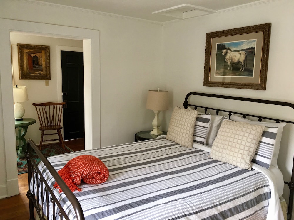 Standard Room, 1 Queen Bed photo 2