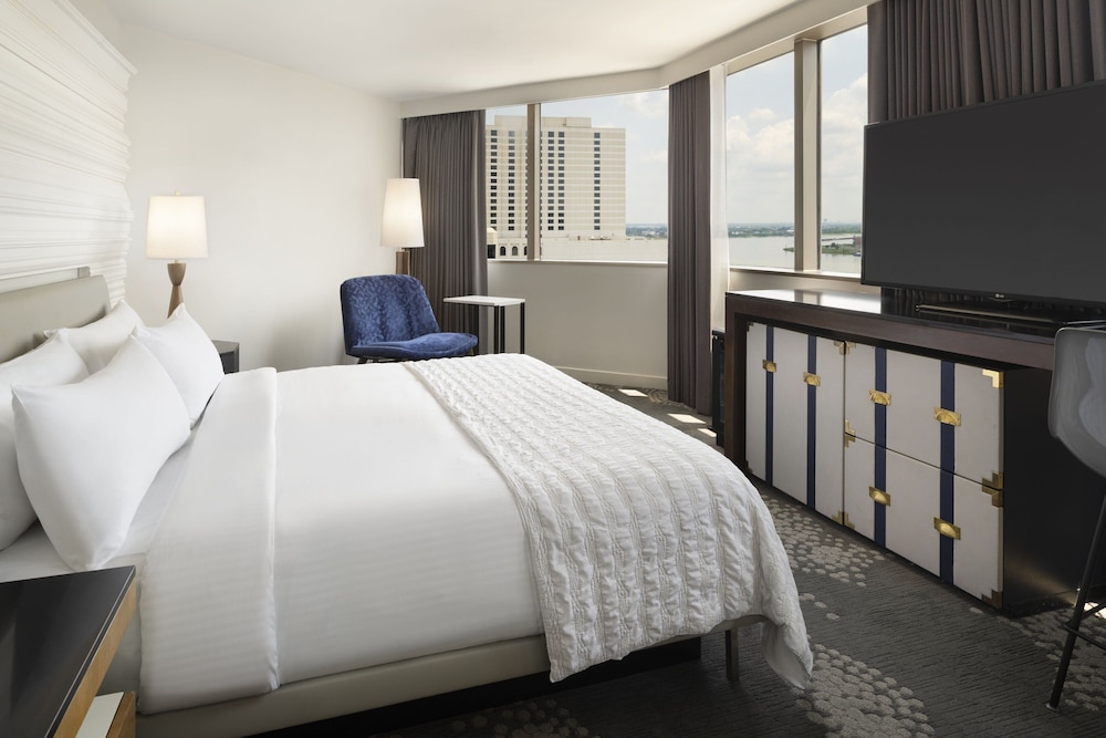 Urban, Suite, 1 King Bed, River View, Corner - Photo 3