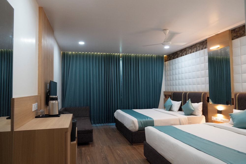 ASTORIA ROYAL FAMILY ORCHID VIEW