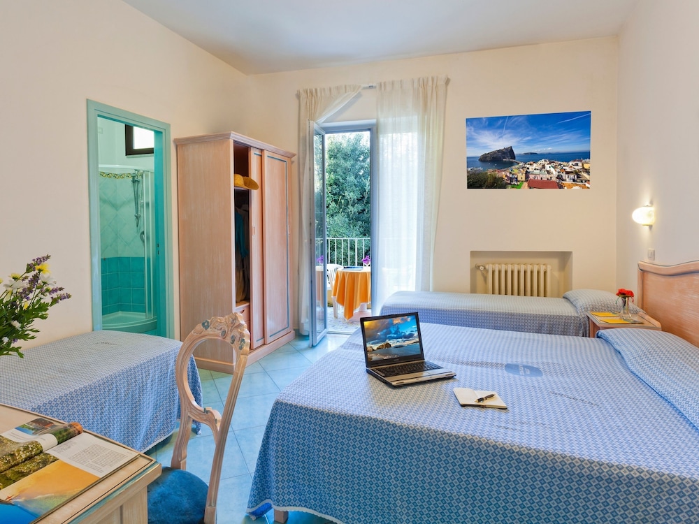 Standard Quadruple Room, Balcony