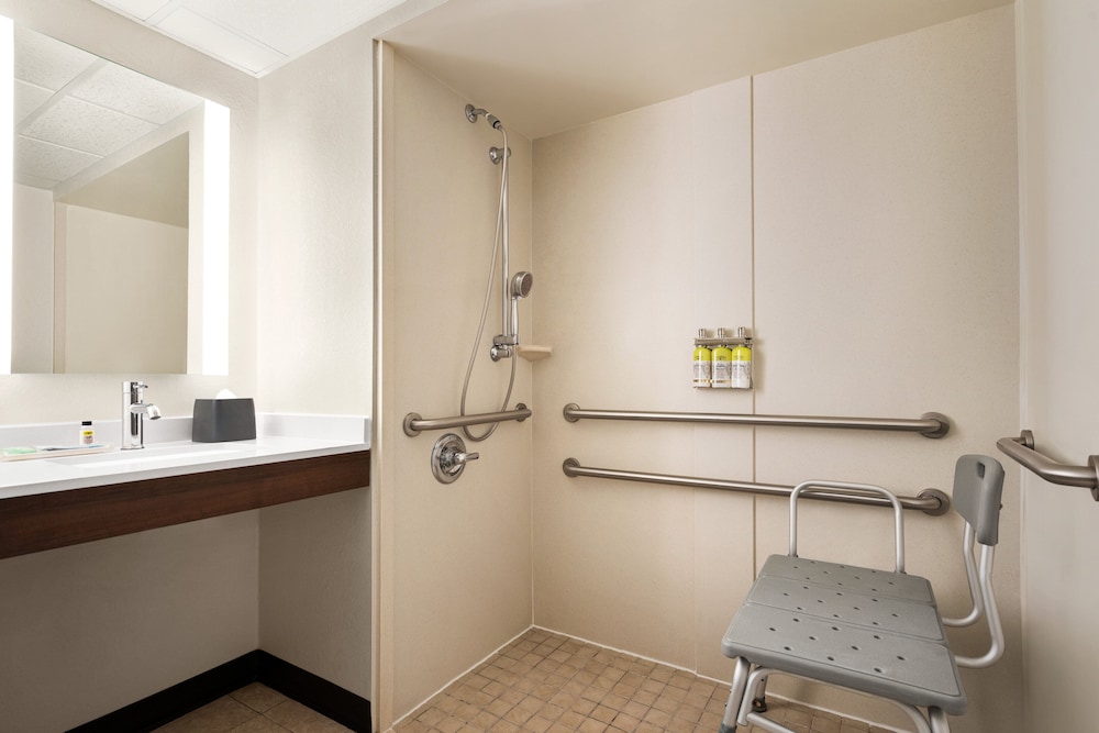 Standard Room, 1 King Bed (Walk-In Shower) - Photo 5