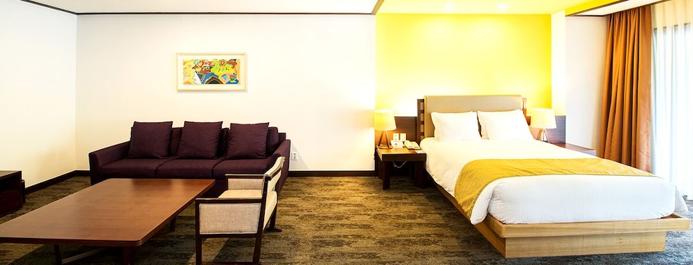 Suite, 1 Queen Bed (Slope View) - Photo 1