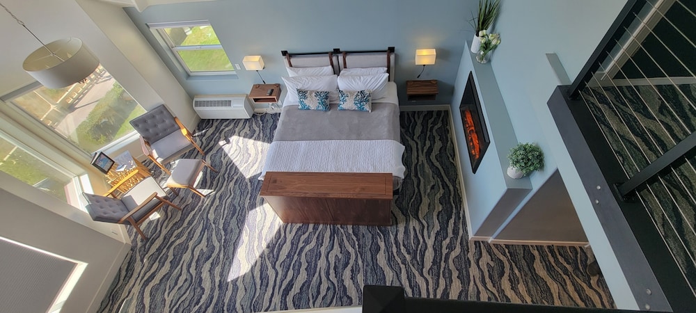Oceanfront Suite 1 King & 1 Queen w/ Soaking Tub- Not Pet Friendly