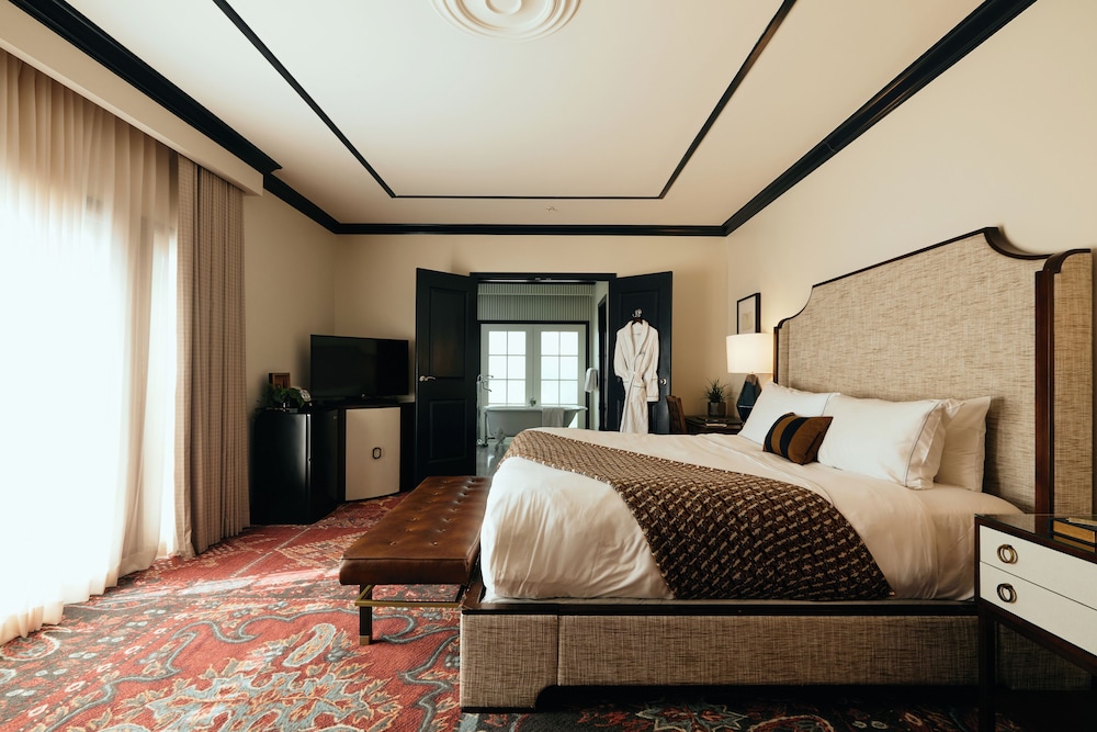 Premier Room, 1 King Bed photo 2