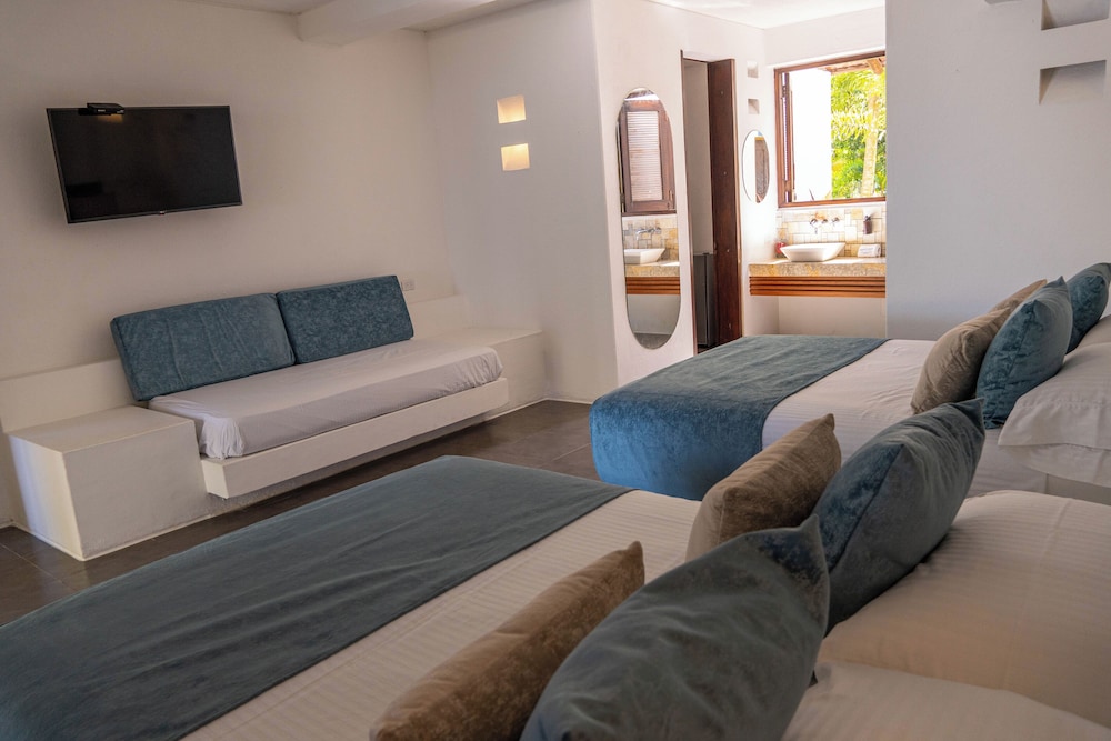 Quadruple Room, Pool View photo 3