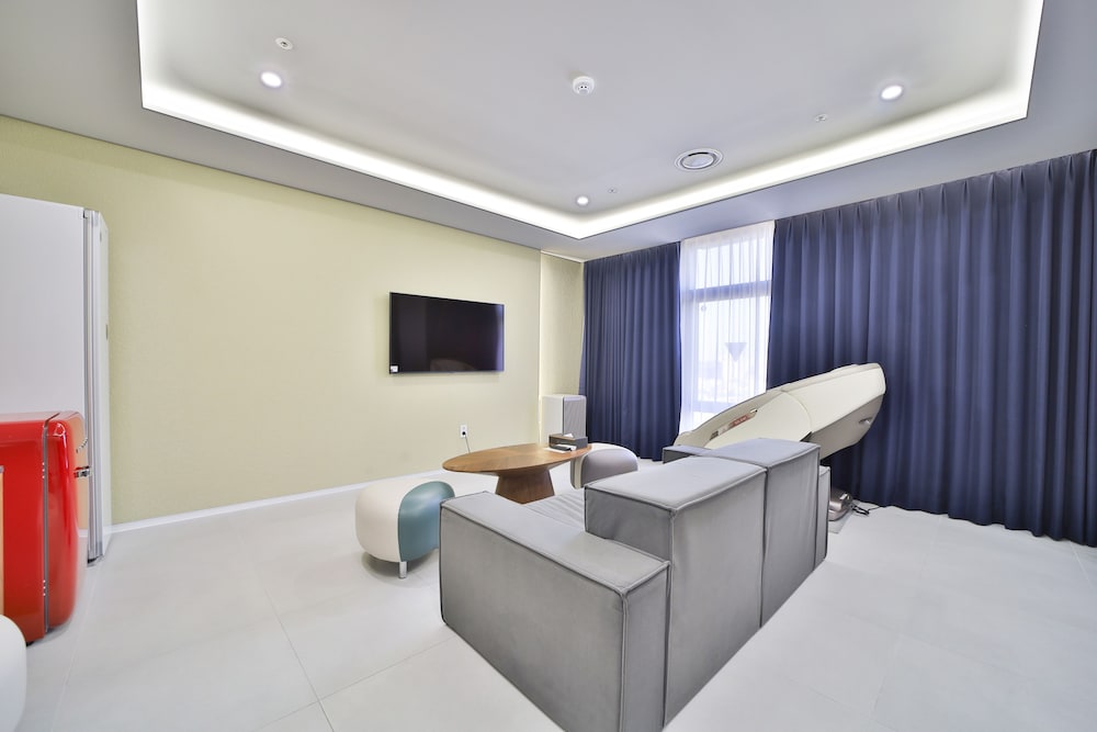 Suite Family Room - Photo 11