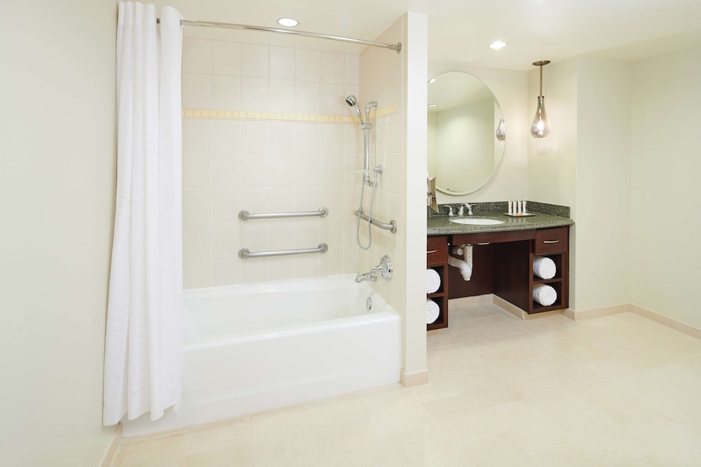 Suite, 1 Bedroom, Accessible, City View (Hearing, Bathtub, 1 King)