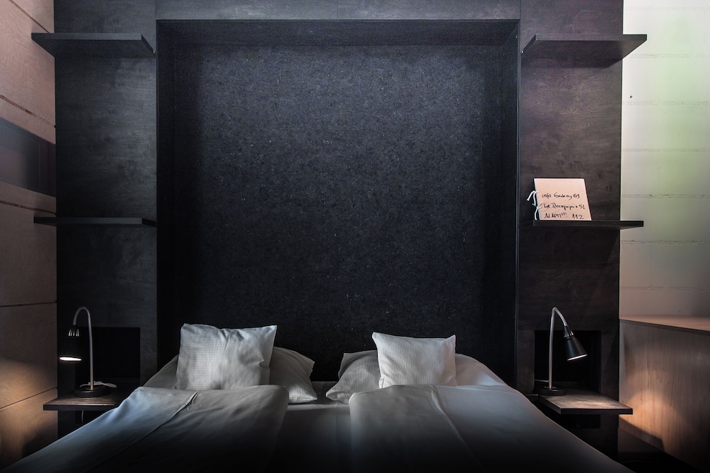 Standard Room, 1 King Bed (Lake Half View) photo 1