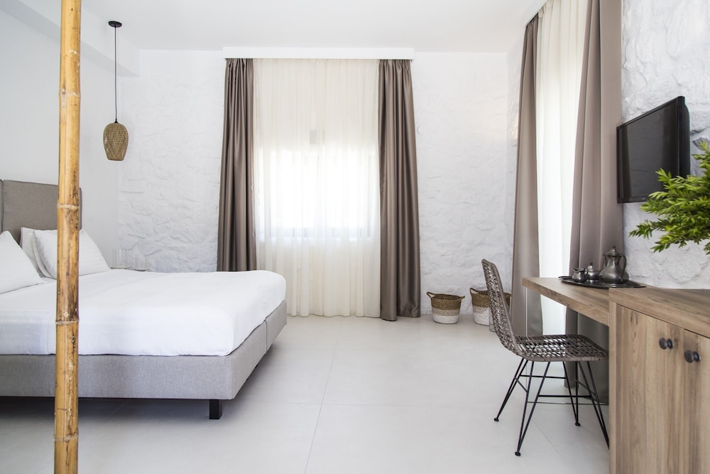Junior Suite Sea View with Private Hot Jacuzzi photo 2