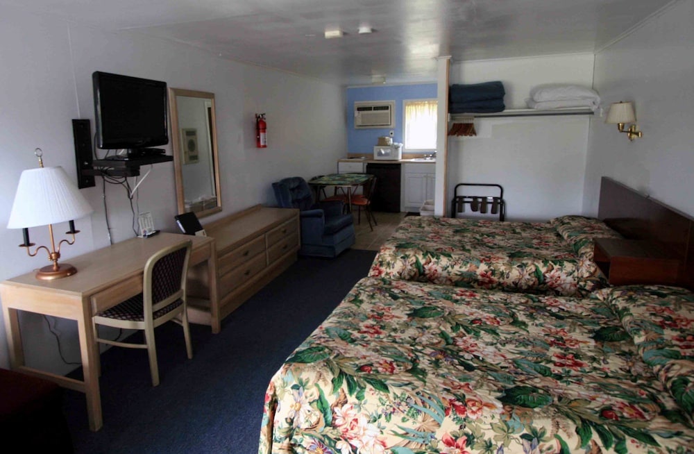 Family Room, 2 Double Beds, Smoking, Kitchenette photo 1