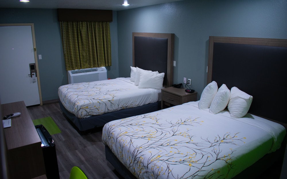 Standard Double Room, 2 Queen Beds, Smoking photo 3