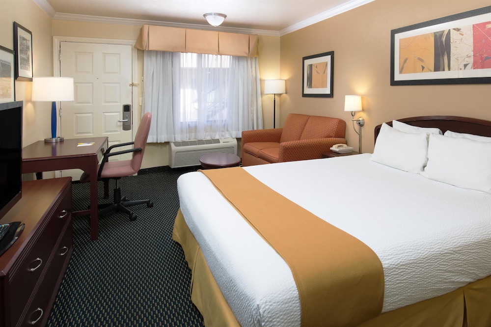 Standard Room, 1 King Bed - Photo 1
