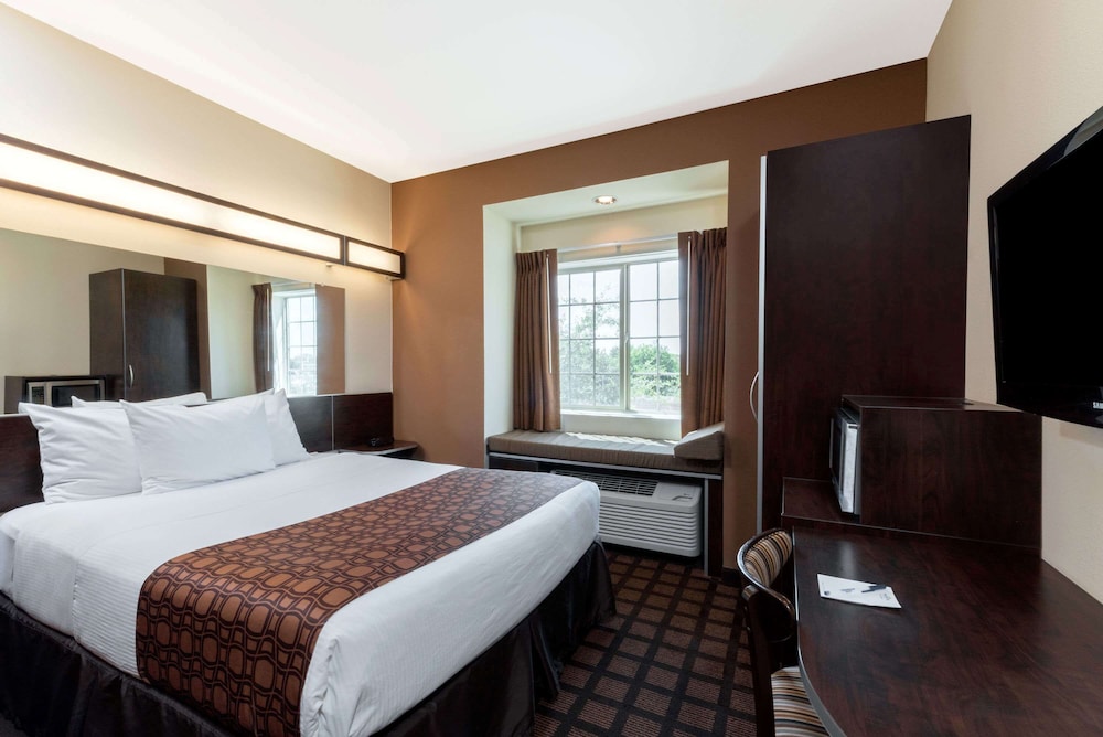 Suite, 1 Queen Bed, Accessible, Non Smoking (Mobility,Hearing,Roll-In Shower) - Photo 2