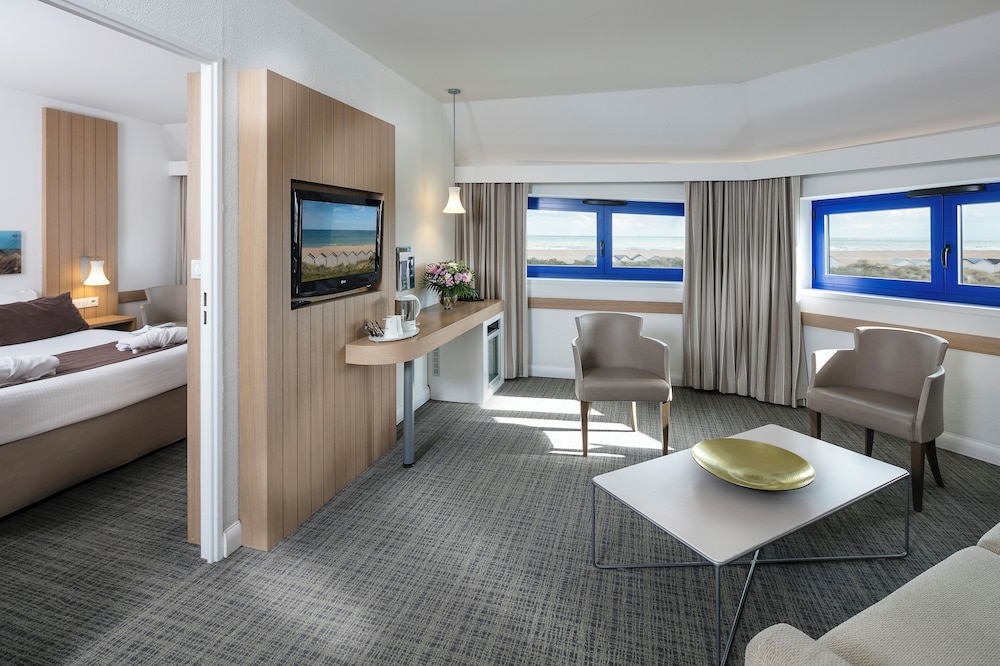 Suite, Pool Access, Sea View