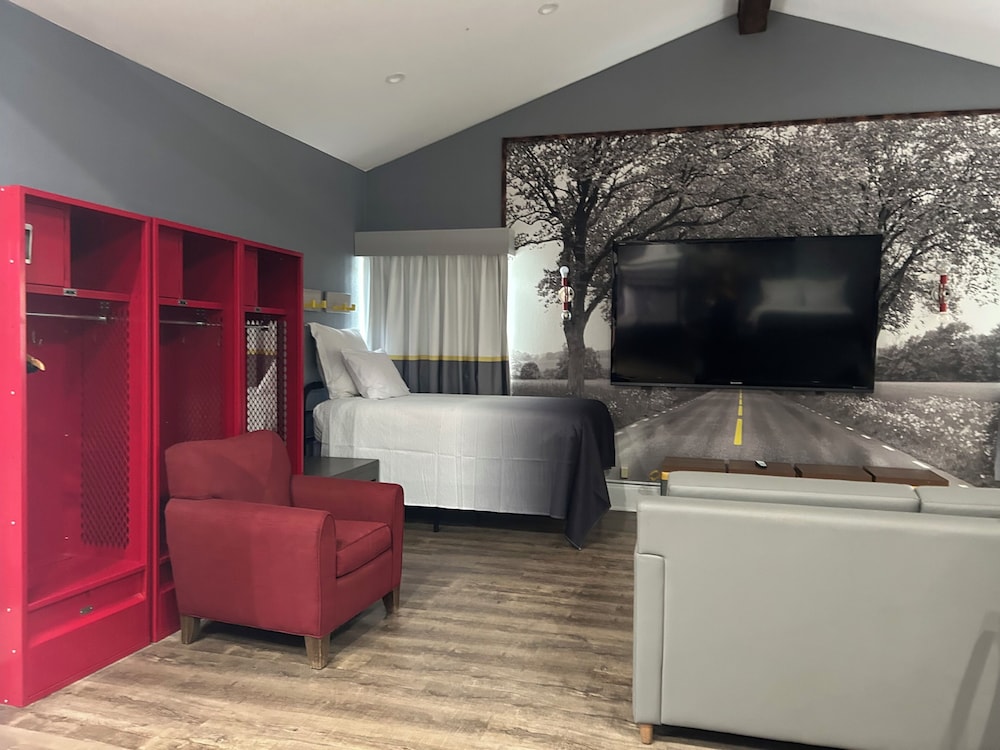 Suite, Multiple Beds, Non Smoking - Photo 9