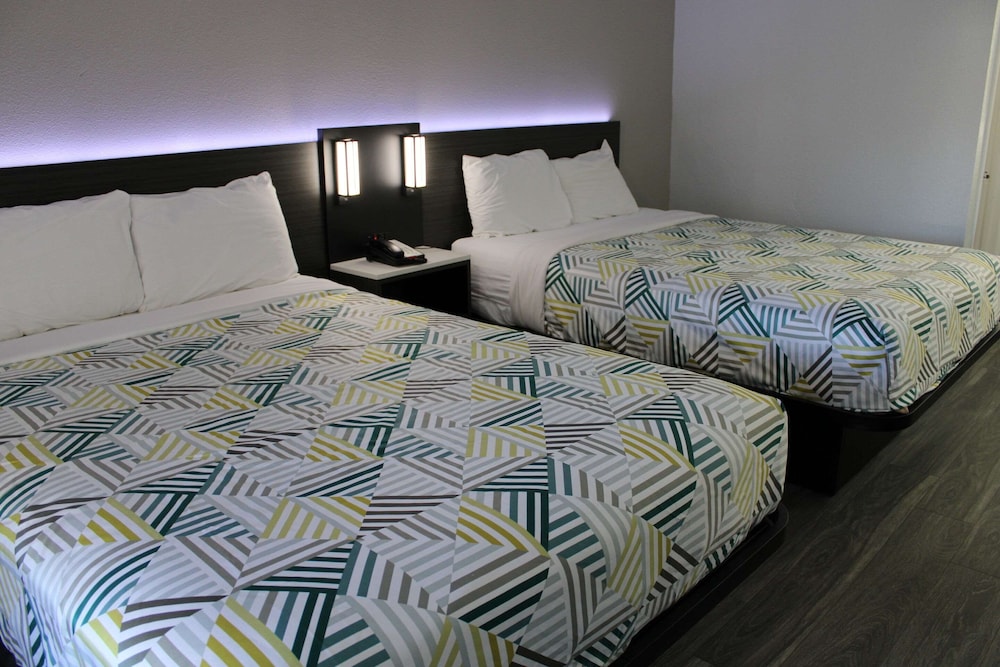 Standard Room, 2 Queen Beds, Non Smoking - Photo 1
