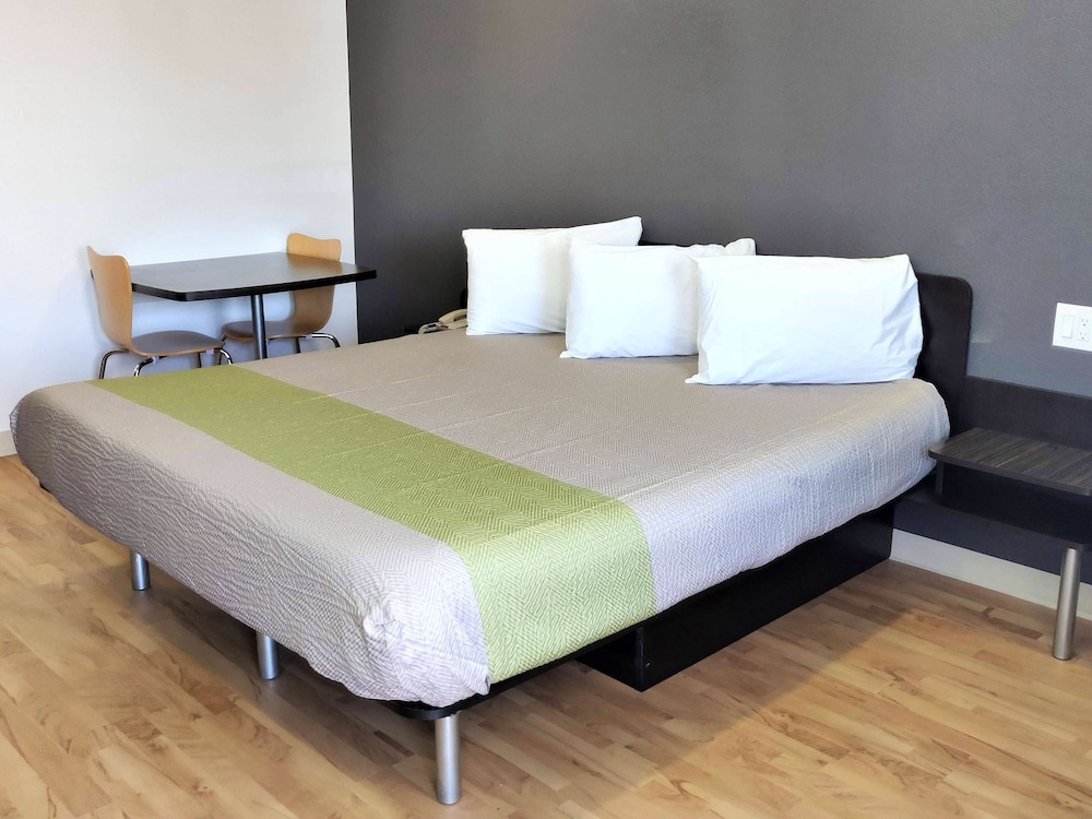 Deluxe Suite, 1 King Bed, Non Smoking, Kitchenette