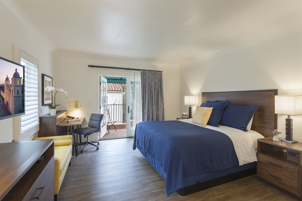 Premium Room, 1 King Bed, Balcony - Photo 1