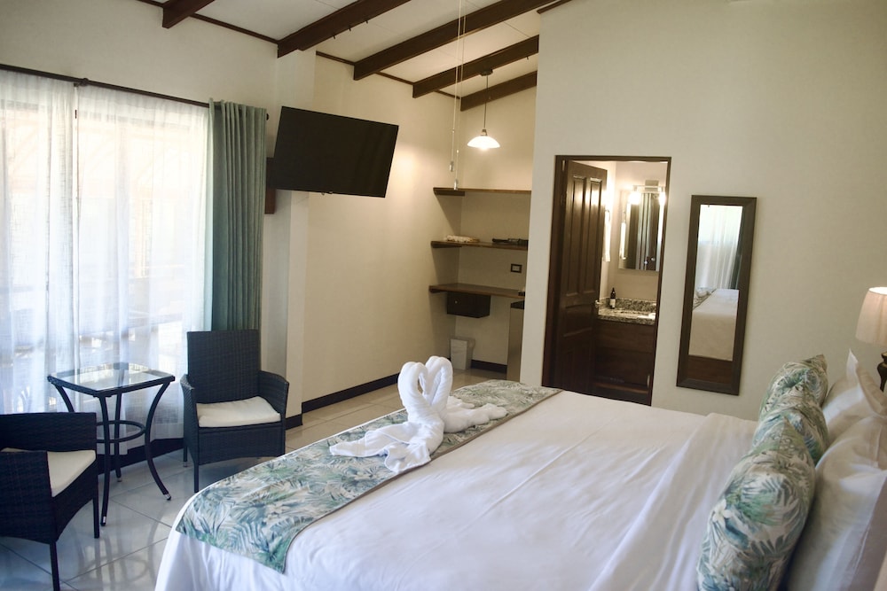 Premium Double Room, 1 King Bed, Balcony photo 3