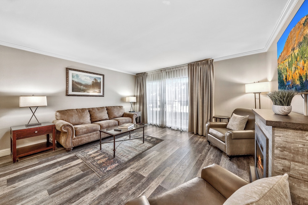Deluxe Suite, 2 Bedrooms, Poolside - Photo 9