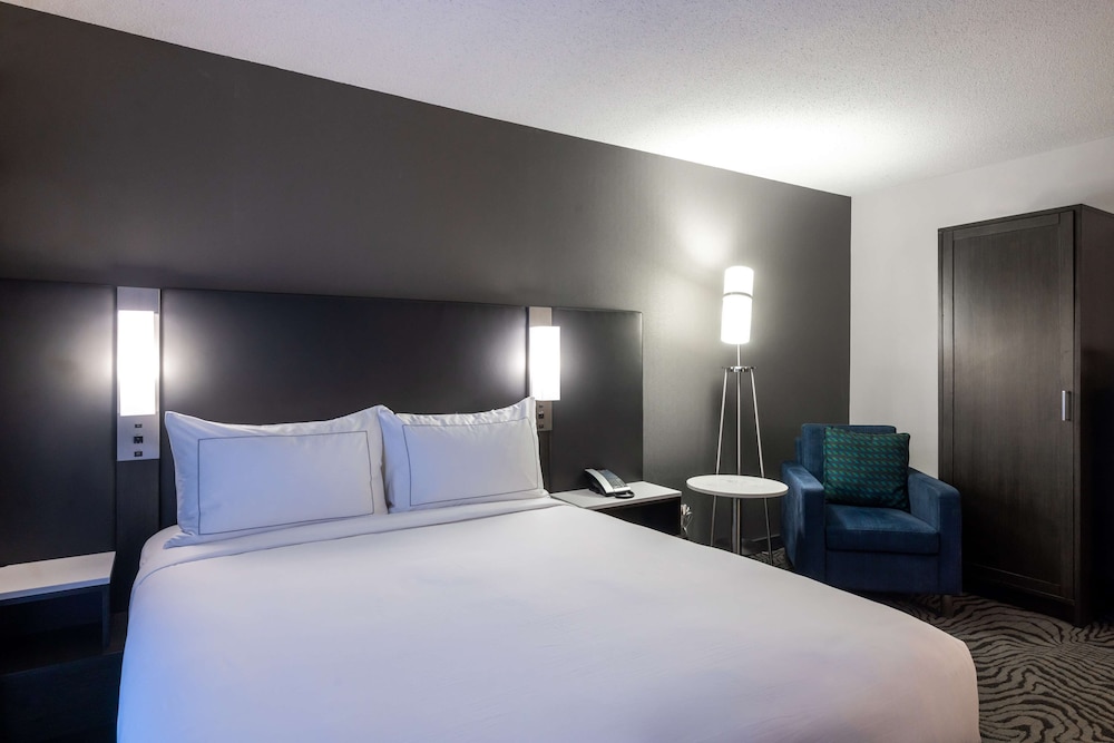Room, 1 Queen Bed, Accessible (Mobility& Roll-In Shower) - Photo 1